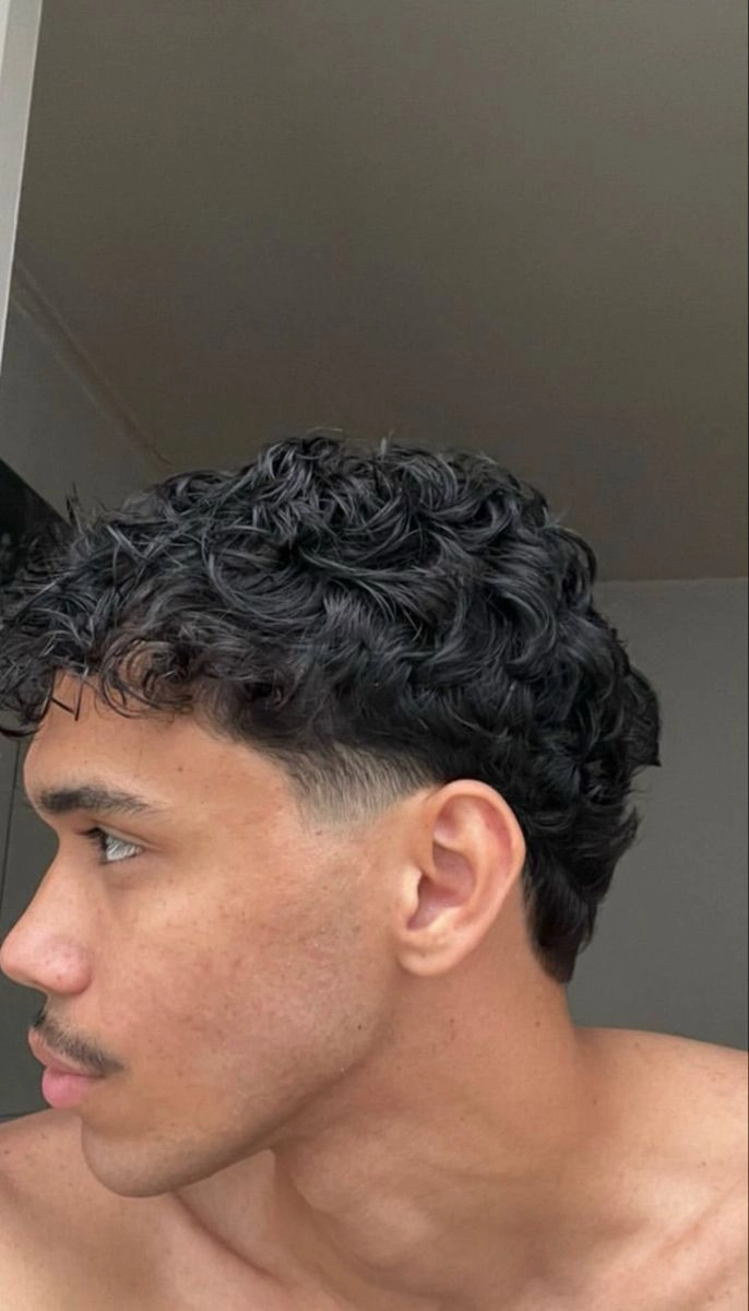 ALT: Stylish men haircut ideas for coarse hair featuring a textured short crop with a clean fade