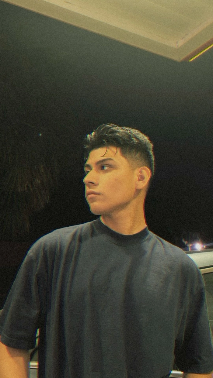 ALT: Stylish men haircut ideas for latino men featuring a textured fade with a clean lineup